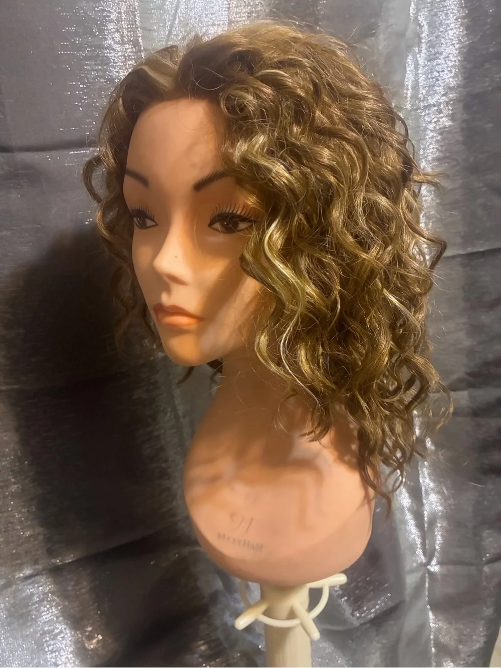 Stylish Short Wavy Human-Look Wig in Light Brown Highlights
